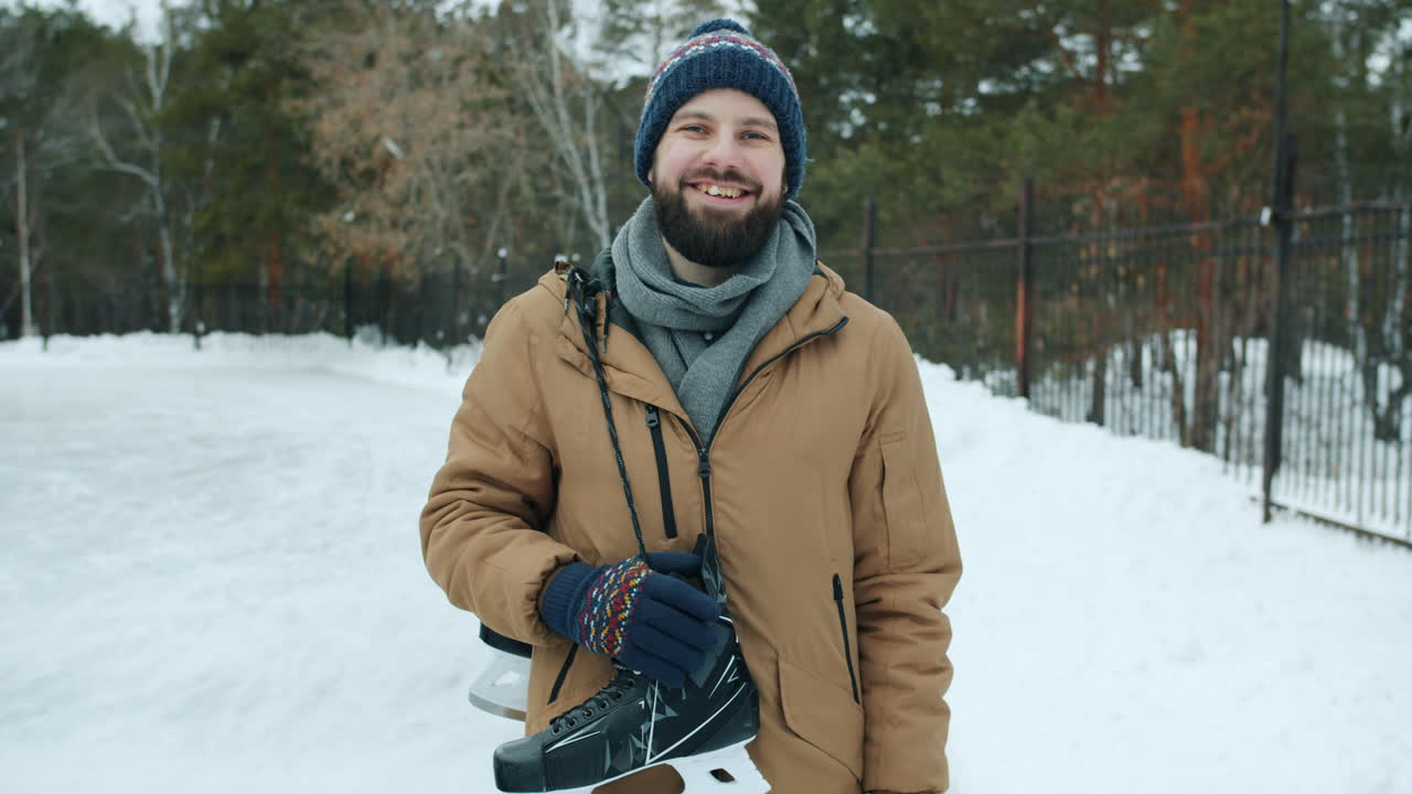 hombre patinando sobre hielo en el parque de invierno