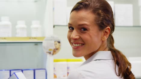 farmacéutico comprobando una caja de medicamentos