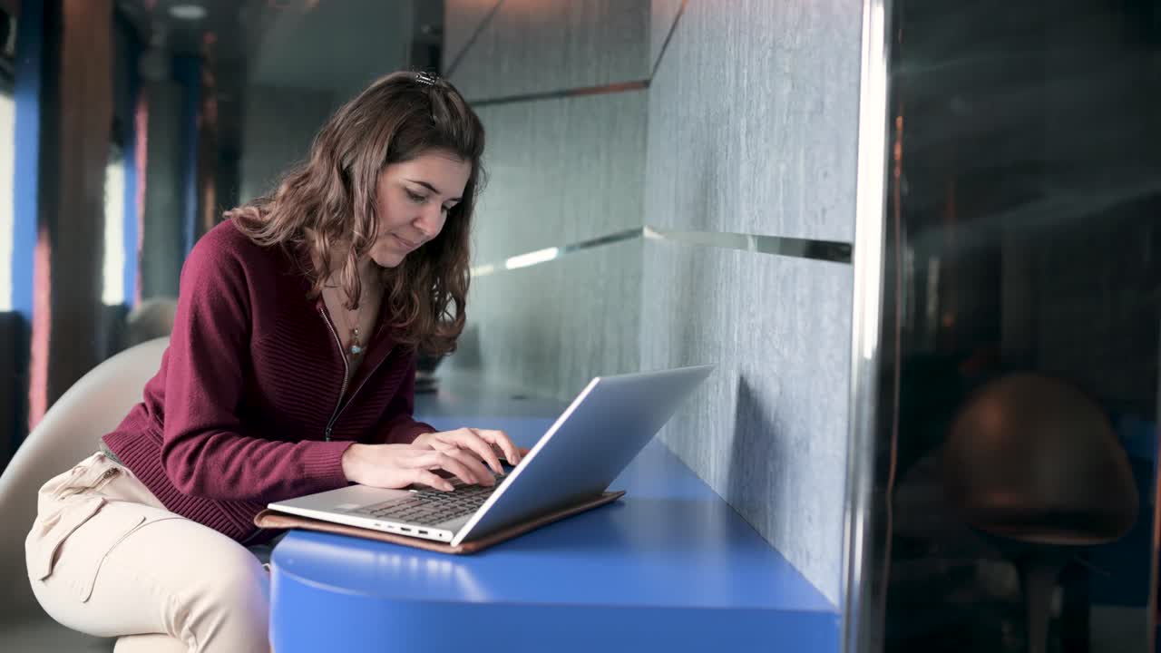 mujer navegando por computadora portátil en un crucero