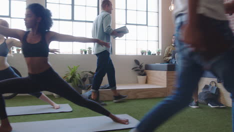 Jóvenes-Estudiantes-De-Negocios-Multiétnicos-Trabajando-Juntos-Líder-De-Equipo-Empresario-Compartiendo-Ideas-Colegas-Haciendo-Yoga-Relajándose-En-Un-Lugar-De-Trabajo-De-Oficina-Moderno