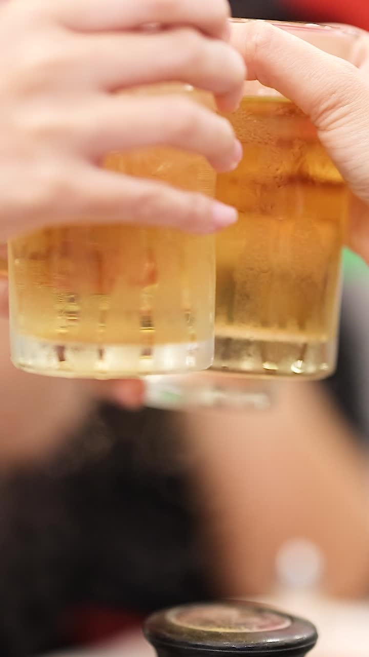 친구 들 이 식당 에서 술 을 마시며 건배 하고 있다