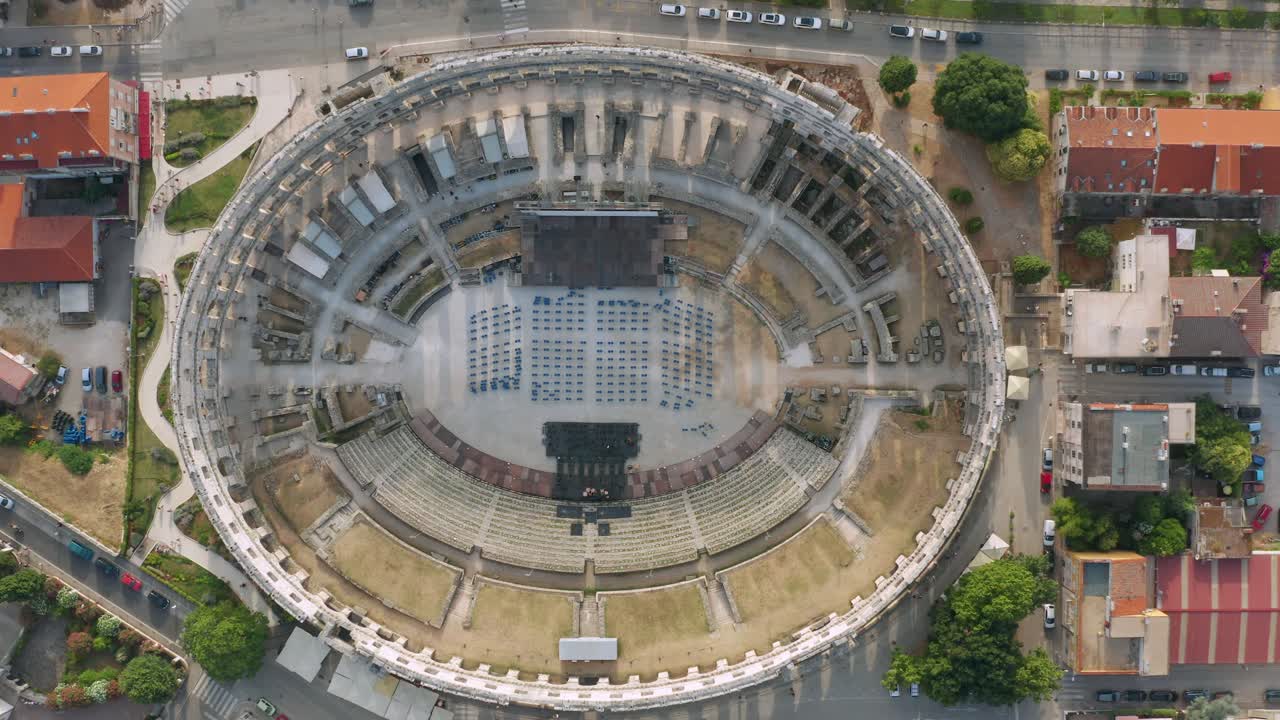 크로아티아 풀라에 있는 풀라 경기장의 공중 전망 - 이스트리아의 역사적인 로마 원형 극장