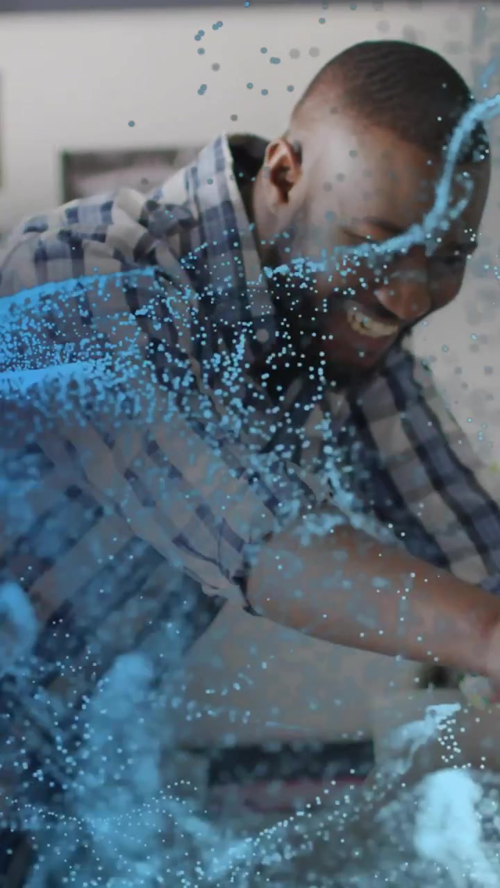 Video verticale: Uomo che si protende dopo aver individuato un gadget, con un'animazione blu che evidenzia le mani per la tecnologia.