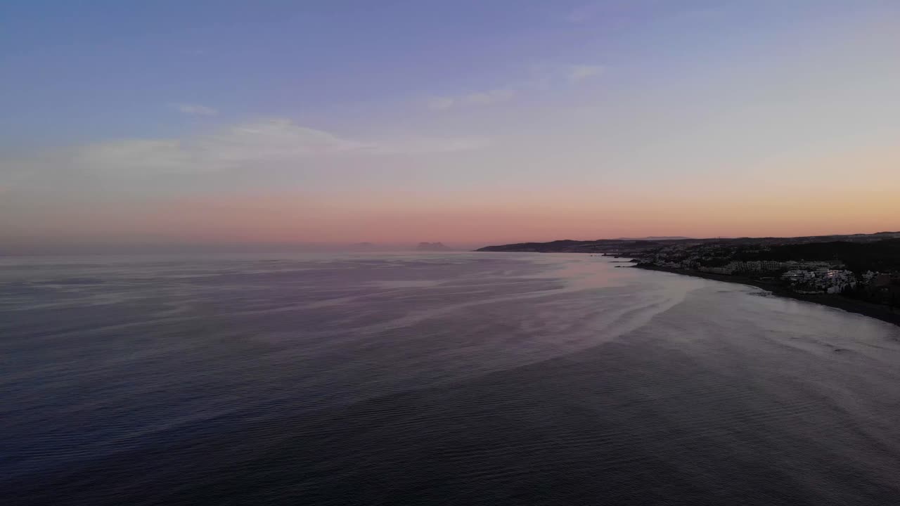 코스타 델 솔 해변, 에스테포나, 스페인의 지중해 일몰 - 공중 드론 샷