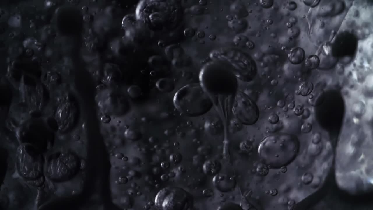 movimiento lento de alta velocidad del aceite que fluye en burbujas de agua se eleva lentamente hacia arriba