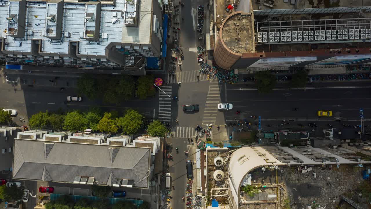 centro de la ciudad de nanjing día soleado tiempo de tráfico calle cruce de carretera aérea de arriba hacia abajo timelapse panorama 4k china
