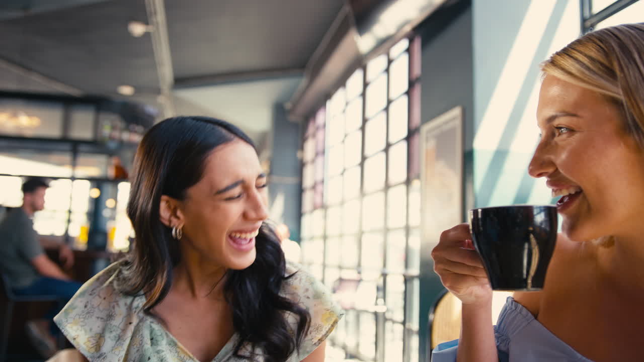 레스토랑이나 커피에서 만나고 만나는 여성 친구들의 다문화 그룹