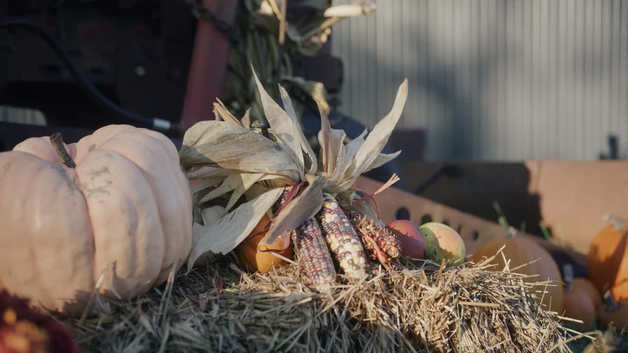 decoraciones de calabaza y cáscara de maíz sentadas en un barril de heno para el otoño