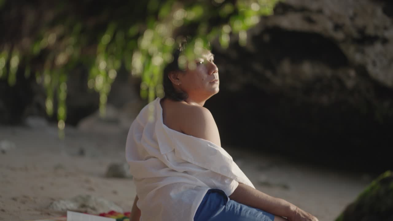 hombre relajándose en una playa al atardecer