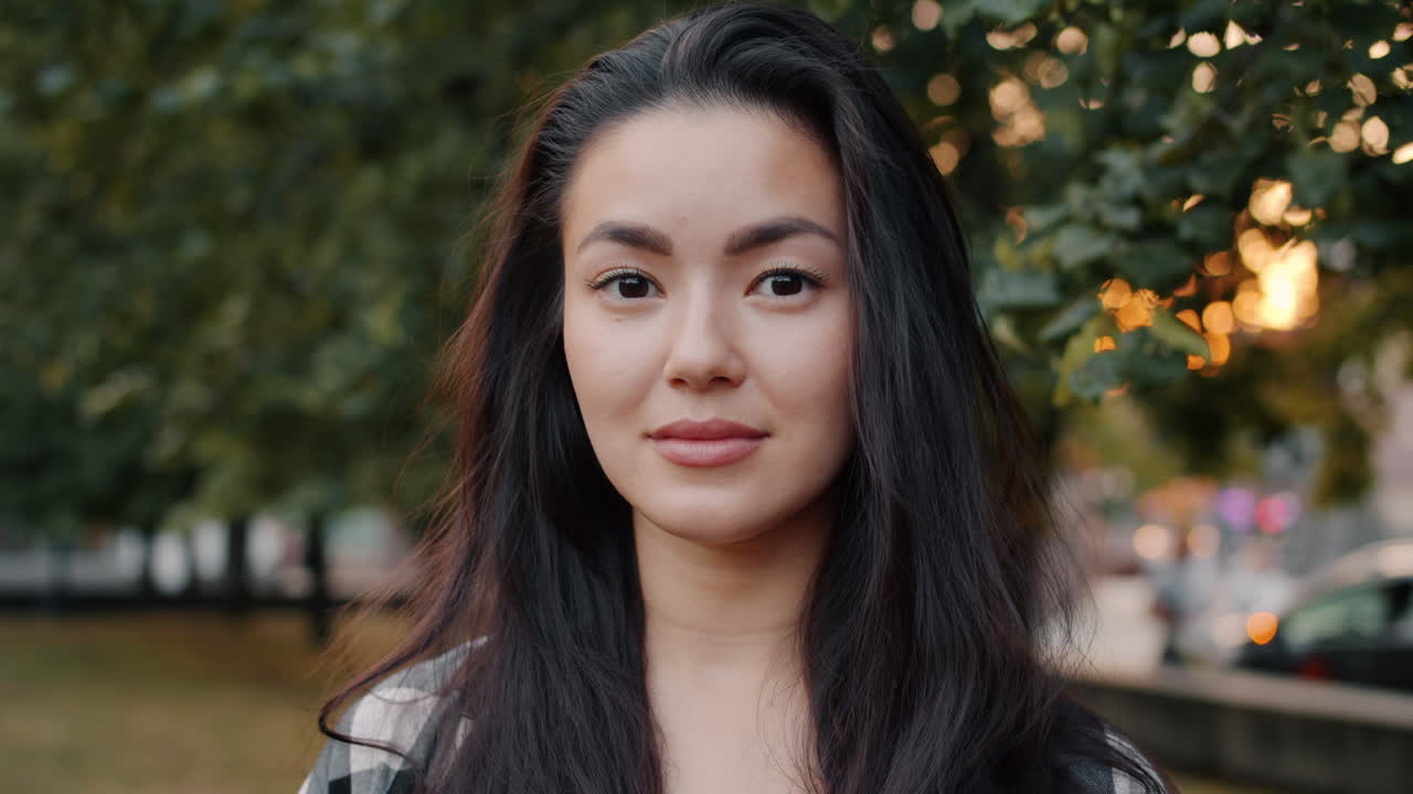 retrato de una mujer en un parque