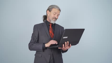 un hombre de negocios cansado.