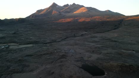 Volando-Hacia-Las-Montañas-Cuillin-Negras-Al-Amanecer-En-Sligachan-En-La-Isla-De-Skye-Escocia