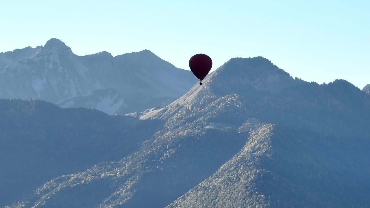 globo de aire caliente con picos de montañas en el fondo de los alpes