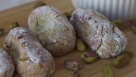 Cámara-Moviéndose-Sobre-Una-Tabla-De-Madera-Con-Masticables-Galletas-De-Navidad-Amaretti-De-Pistacho