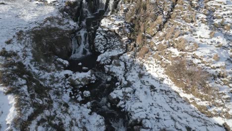 Ein-Verschneiter-Wasserfall-In-Der-Gegend-Von-Skye-Bride-Vail,-Schottland,-Der-Die-Ruhige-Schönheit-Der-Natur-Im-Winter-Einfängt,-Luftaufnahme