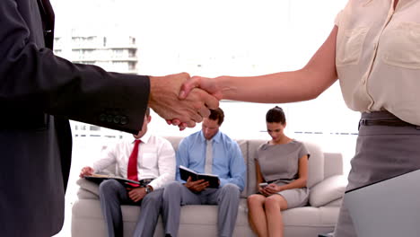 hombres de negocios se reúnen y se estrechan la mano