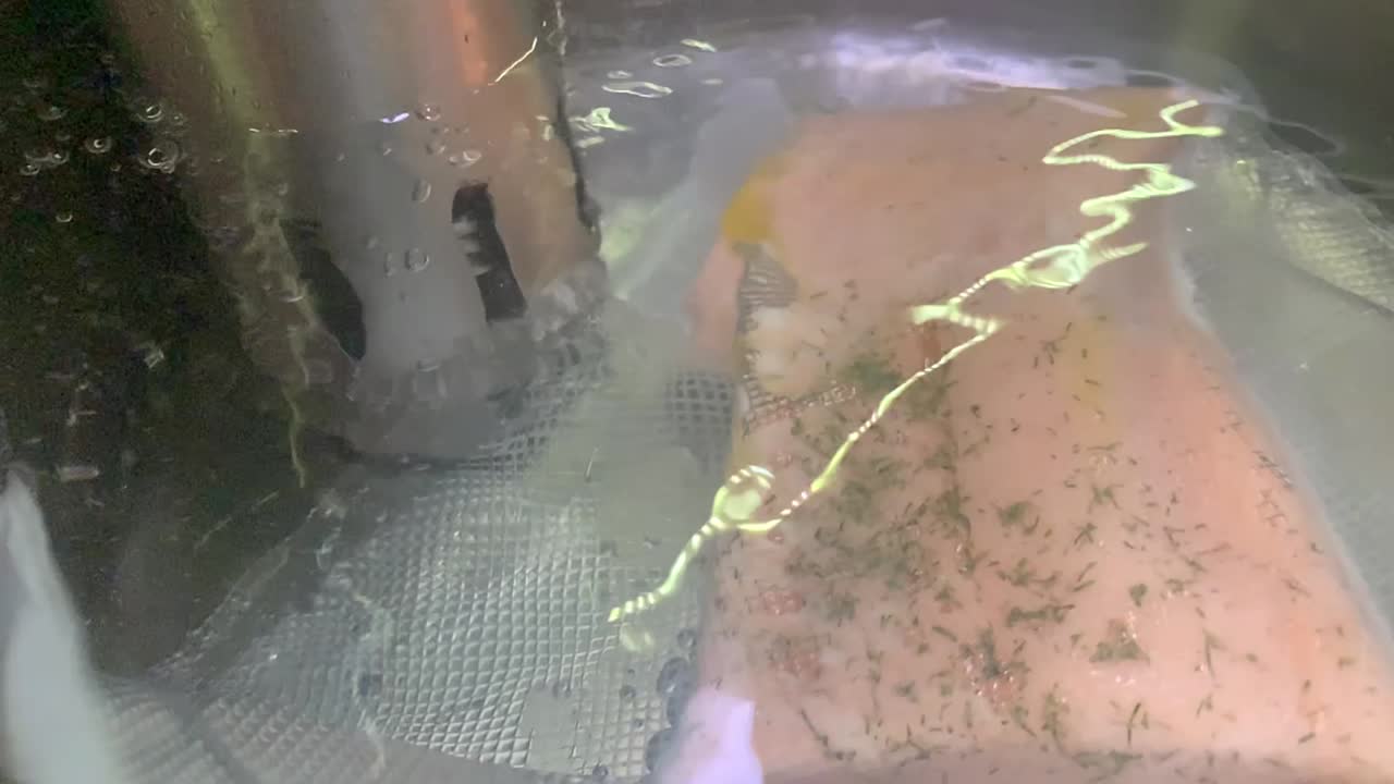 burbujas saliendo de una máquina de cocción lenta