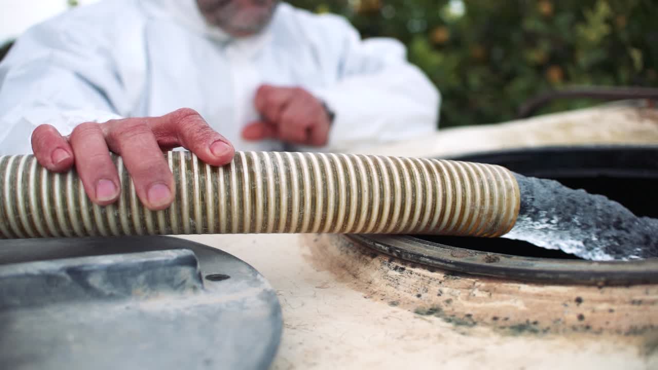 granjero rocíe insecticida, pesticida, pesticidas o insecticidas rociando en limoneros campo agrícola en españa
