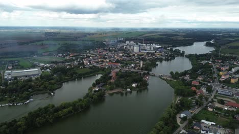 ciudad por lago industria puente de agua aérea muy largo tiro