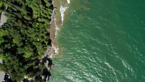 Vista-Aérea-De-Drones-Mirando-Hacia-Abajo-Sobre-Las-Olas-Rompiendo-En-La-Costa