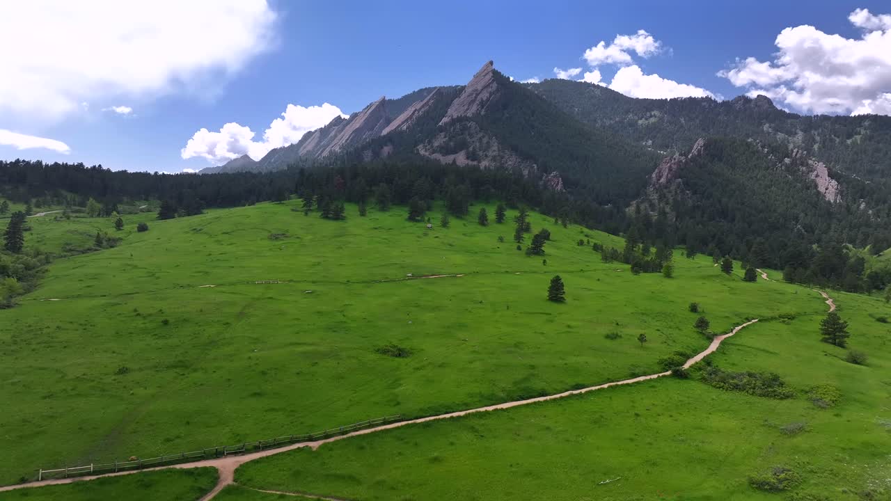 Mattina di primavera estate cielo blu Flatirons Chautauqua Park Boulder Colorado drone aereo Shanahan Ridge sentiero escursionistico Green Flatirons catena montuosa Front Range Montagne Rocciose Arco Reale cerchio movimento a destra