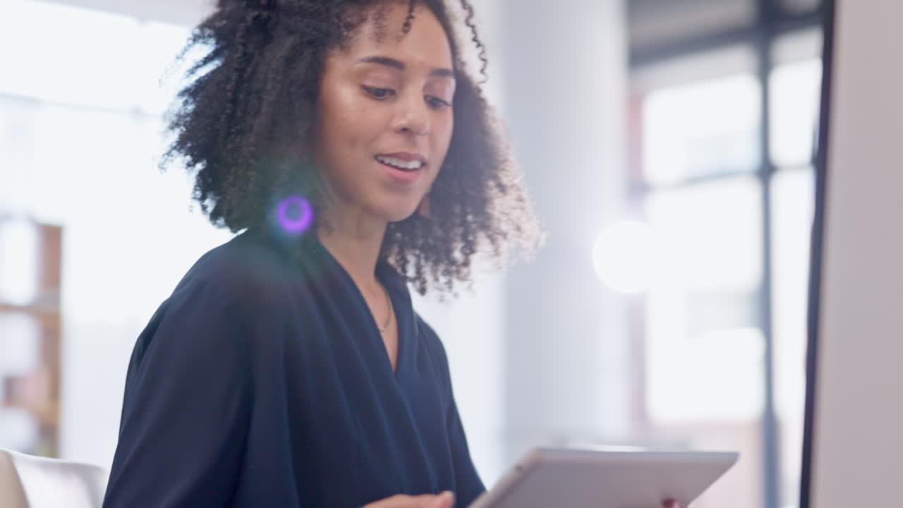 Donna, tablet e designer creativo in ufficio