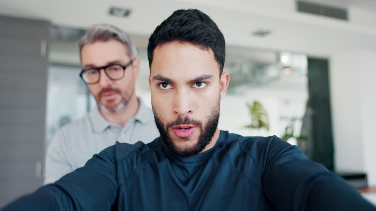 hombre, ayuda o pesas para el paciente