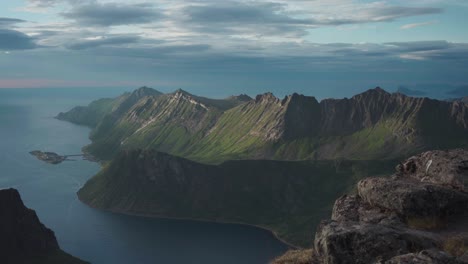 Famosa-Caminata-Por-La-Montaña-Grytetippen-En-Fiordo,-Noruega