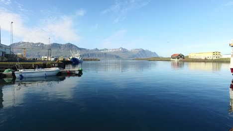 pueblo pesquero en la costa este de islandia