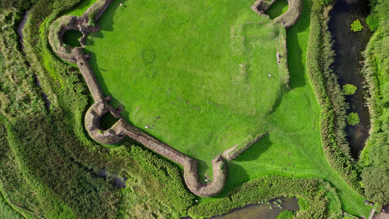 볼링브로크 성의 유적의 항공 비디오 영상 13세기의 육각형 성, 미래의 헨리 4세 왕의 출생지, 인접한 토양작업