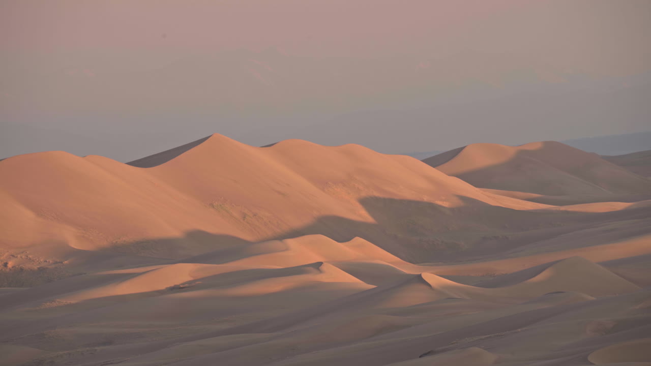 hermoso sol de la hora dorada golpeando las dunas de arena