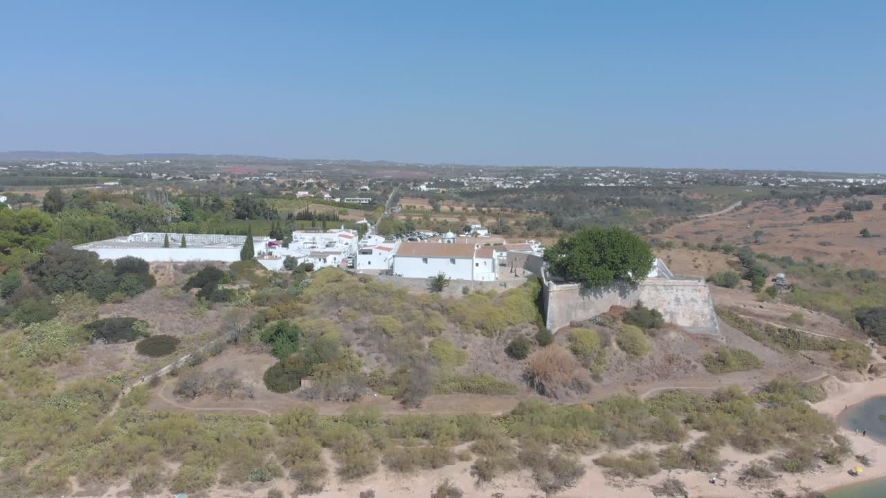 vista aérea de un pequeño pueblo rodeado de una hermosa bahía donde el río desemboca en el océano