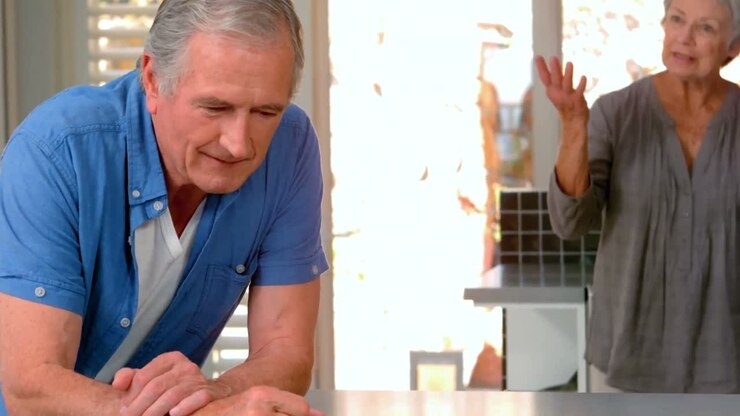 älteres paar streitet sich