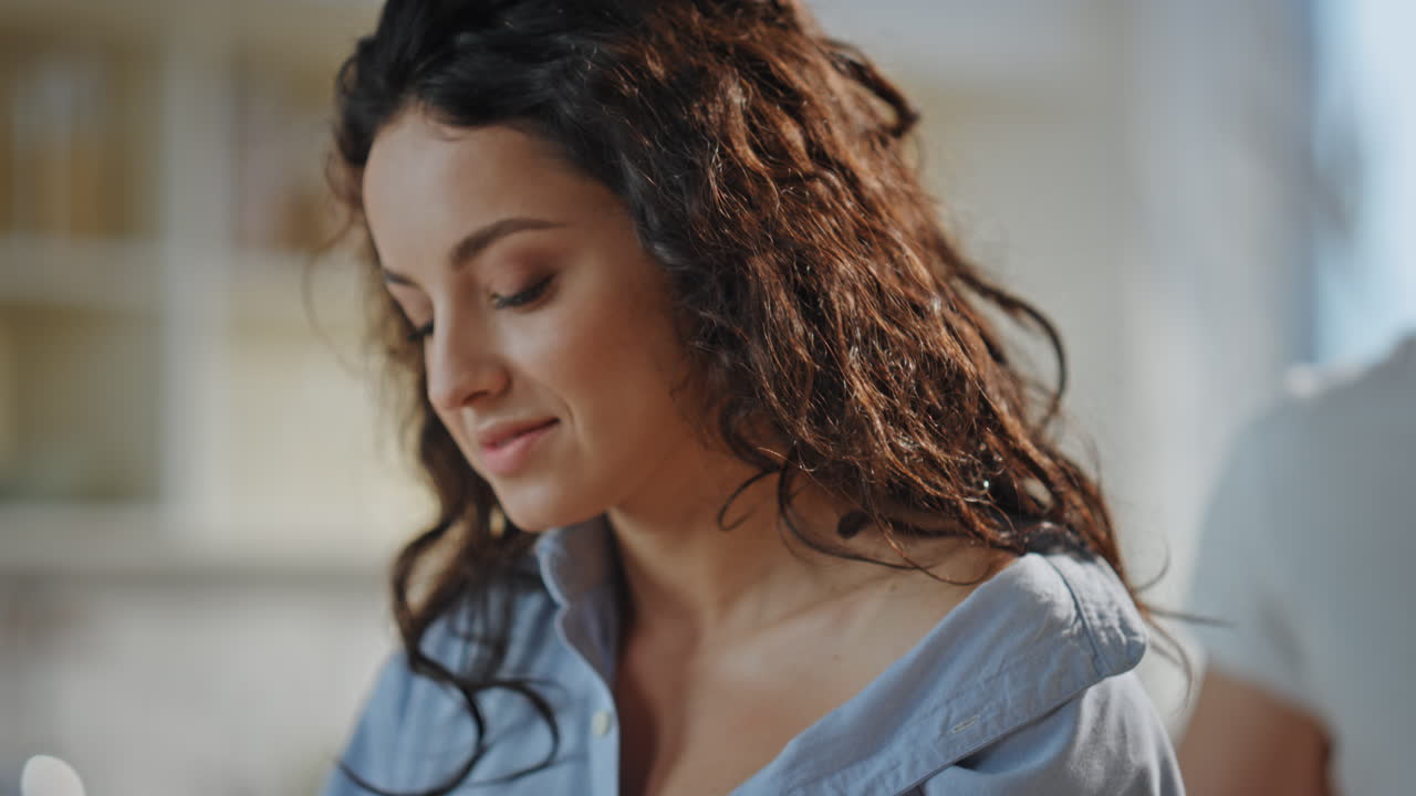 parejas románticas preparando comida juntos en casa de cerca. hombre abrazando a una mujer