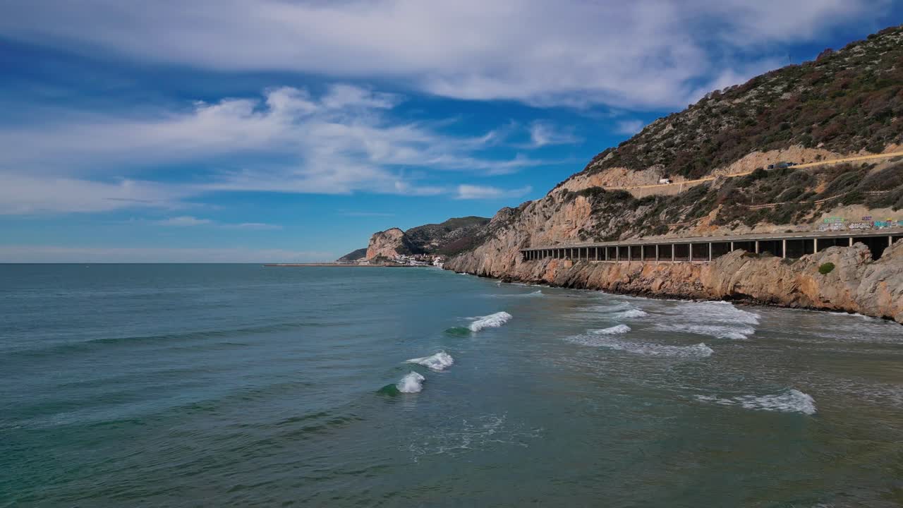 vista costera de port ginesta, barcelona con el cielo azul y el mar tranquilo