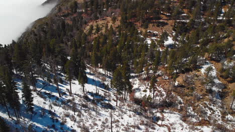 Drone-Disparó-Por-Encima-De-Las-Nubes-Con-Una-Montaña-Nevada-En-El-Fondo