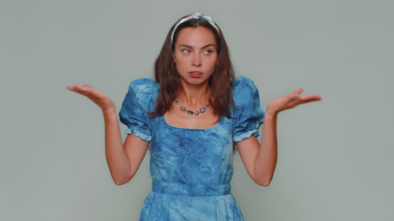 mujer bastante irritada levantando las manos en expresión indignada, preguntando por qué, qué razón de fracaso