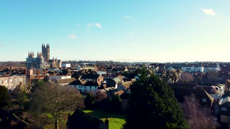 Un-Dron-Revela-Una-Toma-De-La-Catedral-De-Canterbury-Y-La-Azotea-De-La-Calle-Principal-De-Canterbury