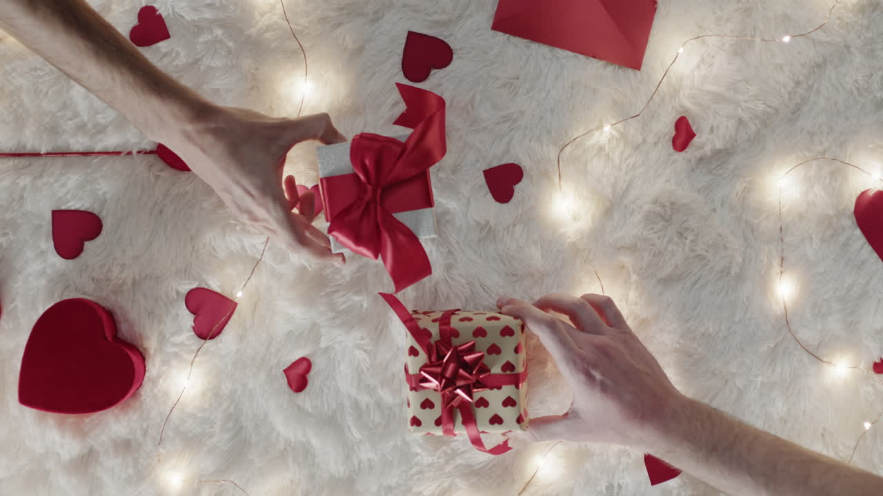 обмениваться подарками