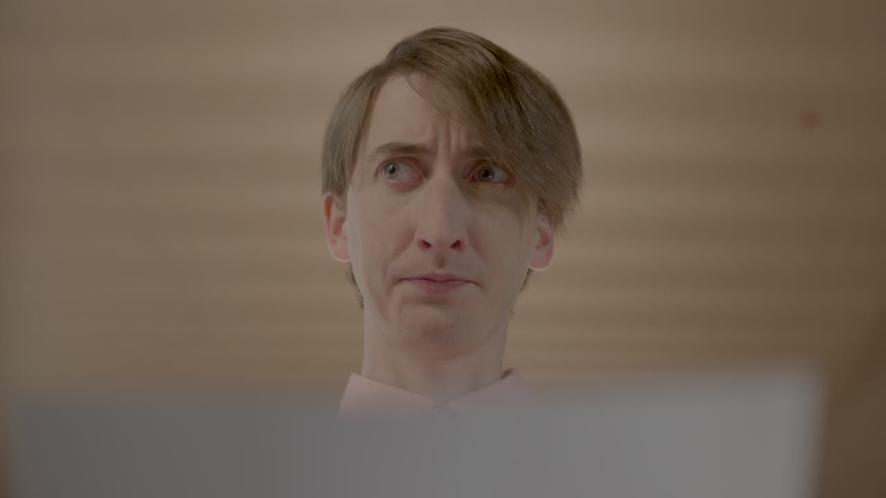 문서를 읽고 혼란스럽지만 행복한 반응을 보이는 괴짜 사무실 직원, 정적 근접