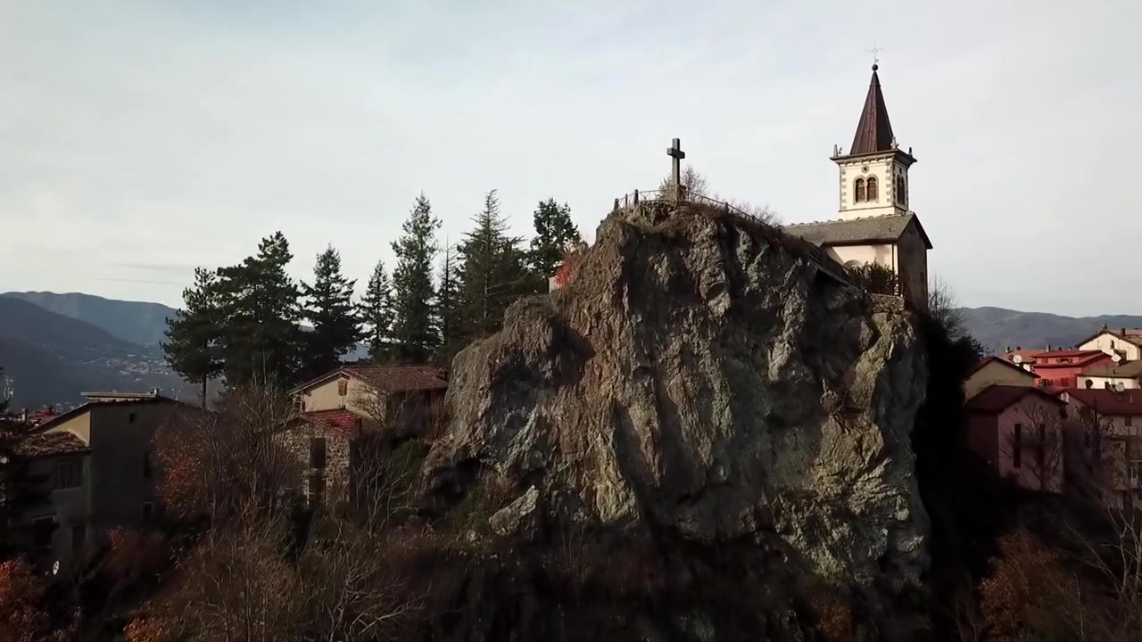 Ripresa aerea di una vecchia chiesa in cima a una montagna