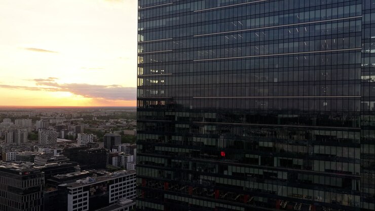 Edifícios modernos no distrito financeiro de Varsóvia ao pôr do sol na Polônia. Close-up aéreo.