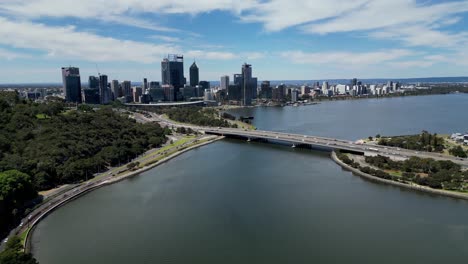 vista aérea panorámica de la autopista narrows bridge en el río swan con la vista de los edificios del horizonte del sur de perth en el fondo, perth, australia occidental