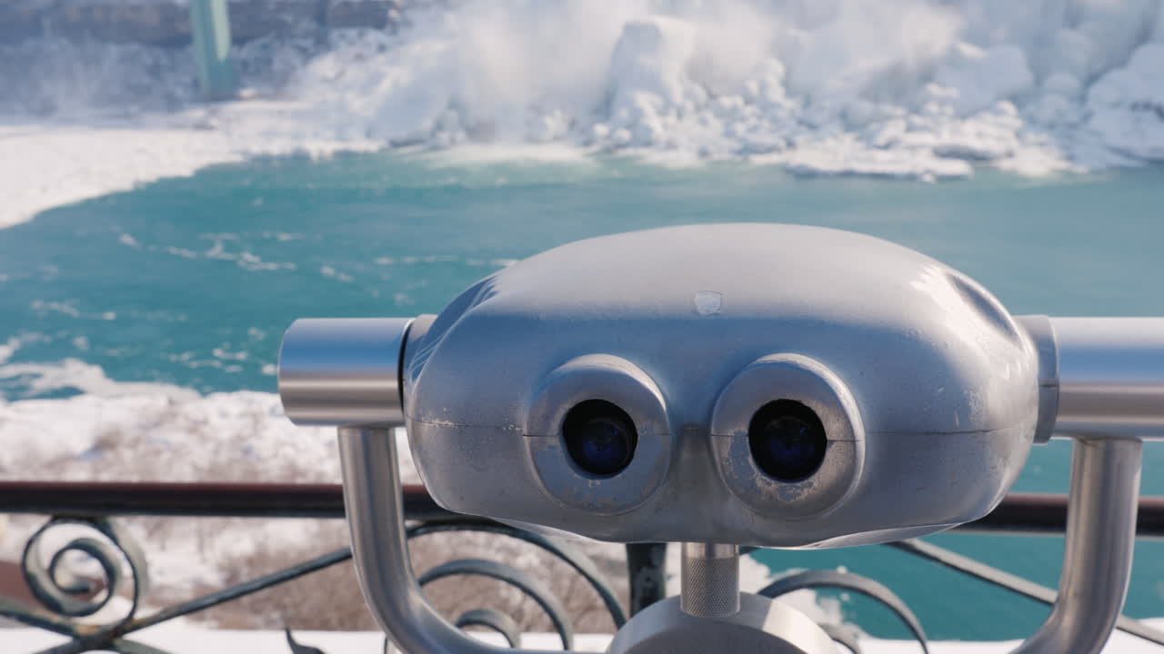 얼어붙은 나이아가라 폭포를 내려다보는 쌍안경 4k 비디오