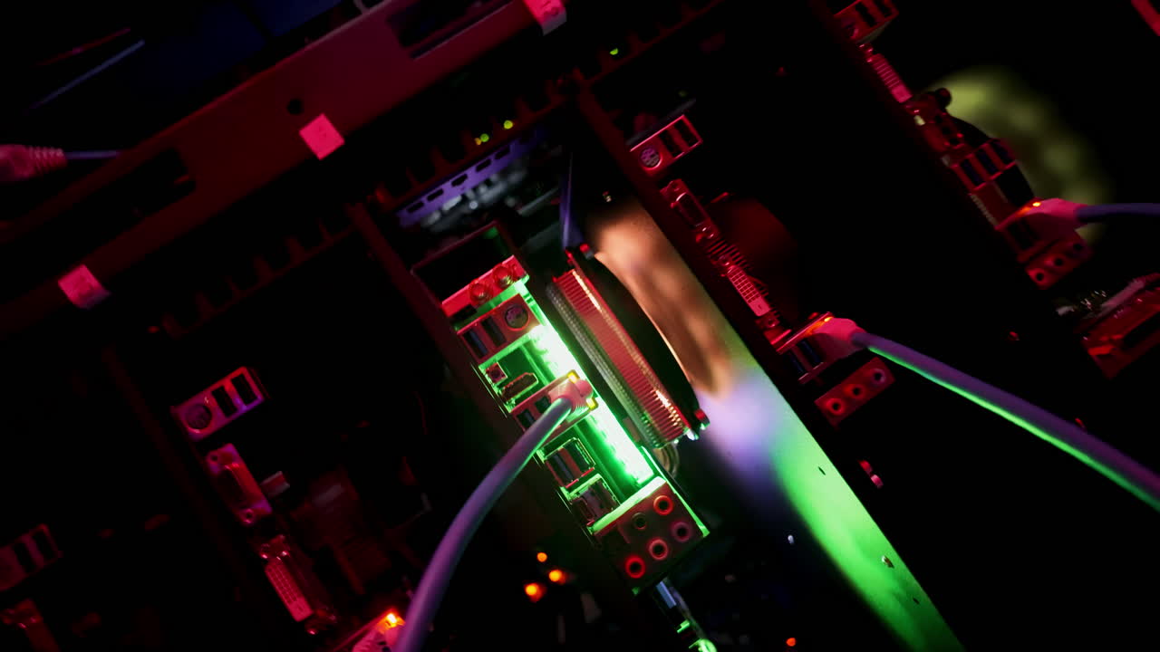 Nærbillede af en server med blinkende farverige lys i et datacentrum