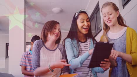 Animación-De-La-Bandera-De-China-Sobre-Niñas-Felices-Y-Diversas-Usando-Una-Tableta-En-La-Escuela.