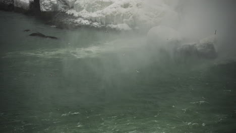 Detail-Der-Niagarafälle-Mit-Fliegenden-Vögeln-An-Einem-Stürmischen-Wintertag