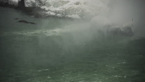 Detalle-De-Las-Cataratas-Del-Niágara-Con-Pájaros-Voladores-En-Un-Día-Tormentoso-De-Invierno