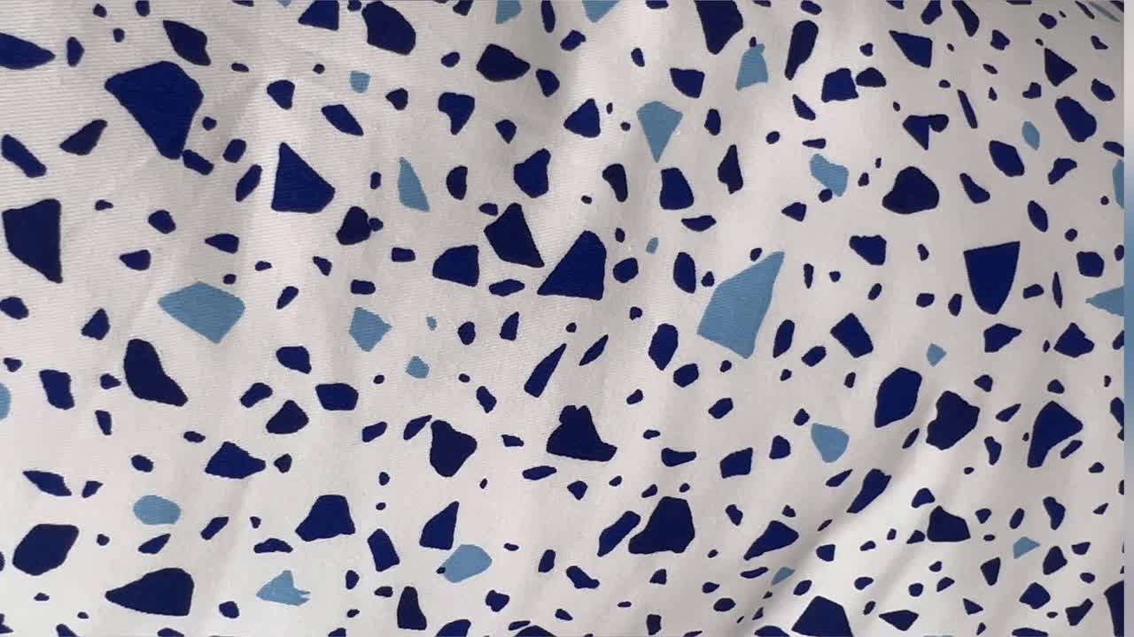 la tela blanca extendida para la pantalla está coloreada en varios tonos de azul