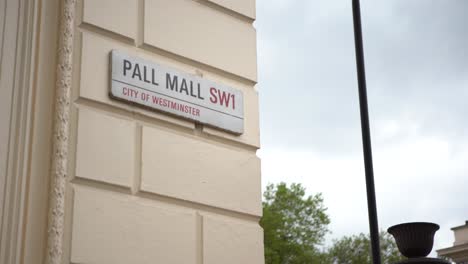 Pall-Mall-SW1-street-Sign-in-London-Central,-tilt-up-and-pull-focus-shot